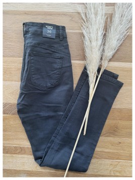 Pantalon gris pulpeuse